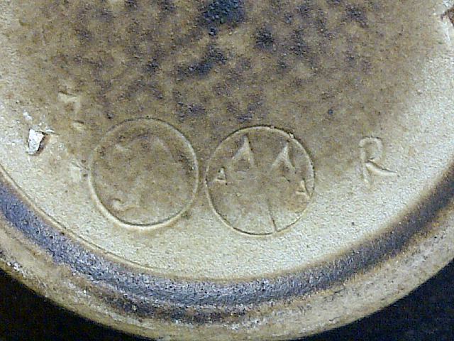 Id help on stoneware vase with some decoration, marked R with stamped mark Img-2225
