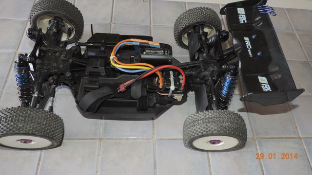 Vends Buggy Brushless RC8.2e Buggy210