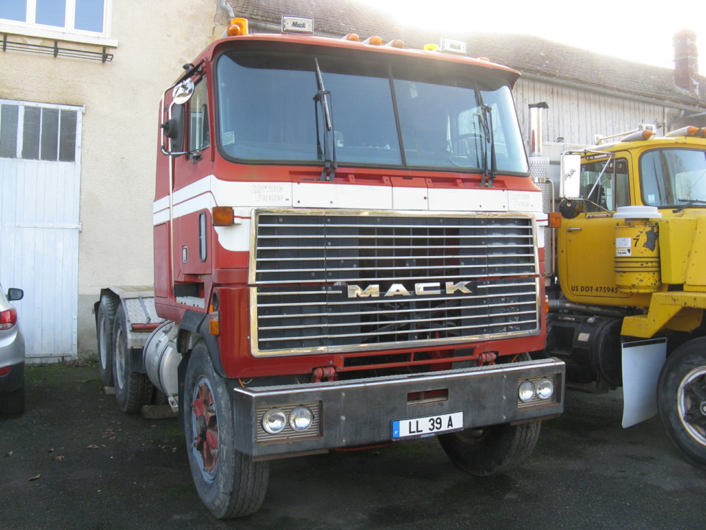 camions MACK. J'ai mis les commentaires. Img_4326