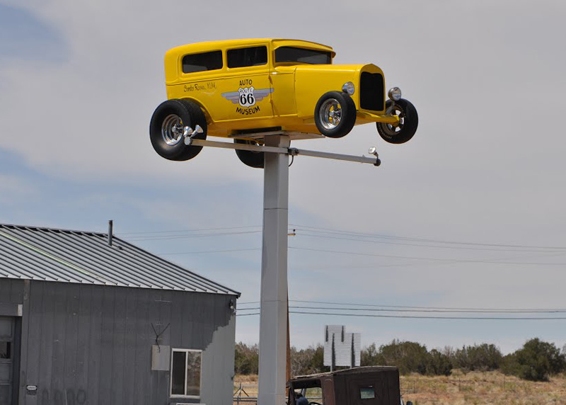 Une voiture sur un poteau - Santa Rosa - Nouveau Mexique - USA 92902210