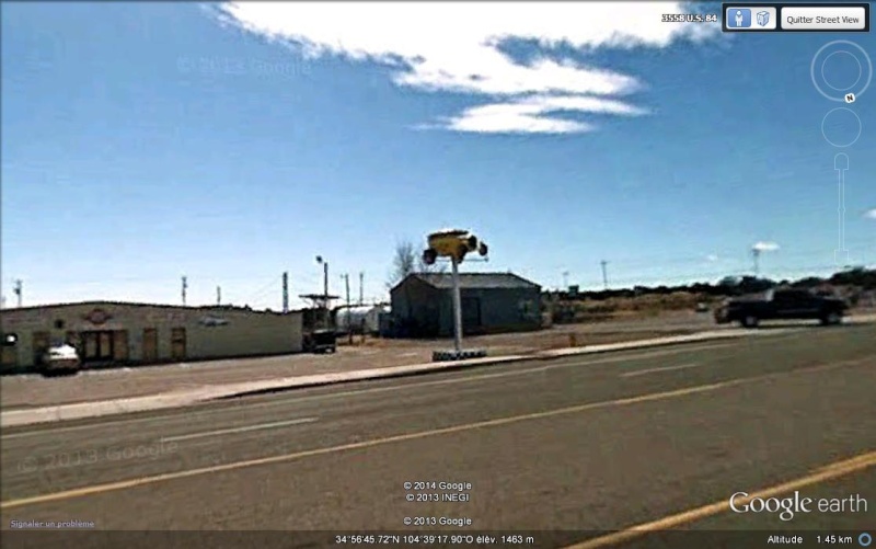 Une voiture sur un poteau - Santa Rosa - Nouveau Mexique - USA Sv15