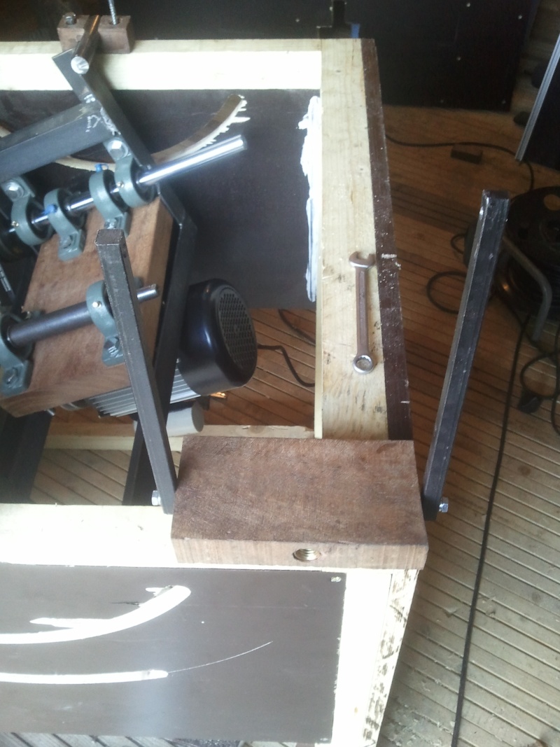 Construction d'un scie sur table en bois/metal Mancho10