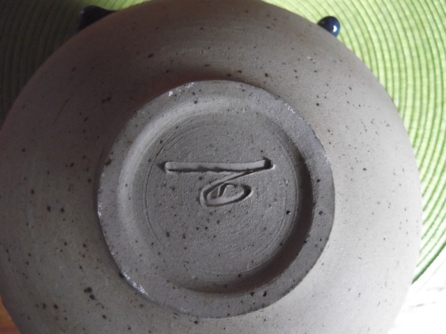 signature de zorro ? vase émaillé bleu marque en dessous à identifier Dscf7414