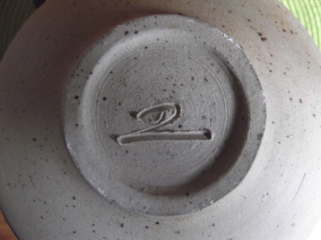 signature de zorro ? vase émaillé bleu marque en dessous à identifier Dscf7415