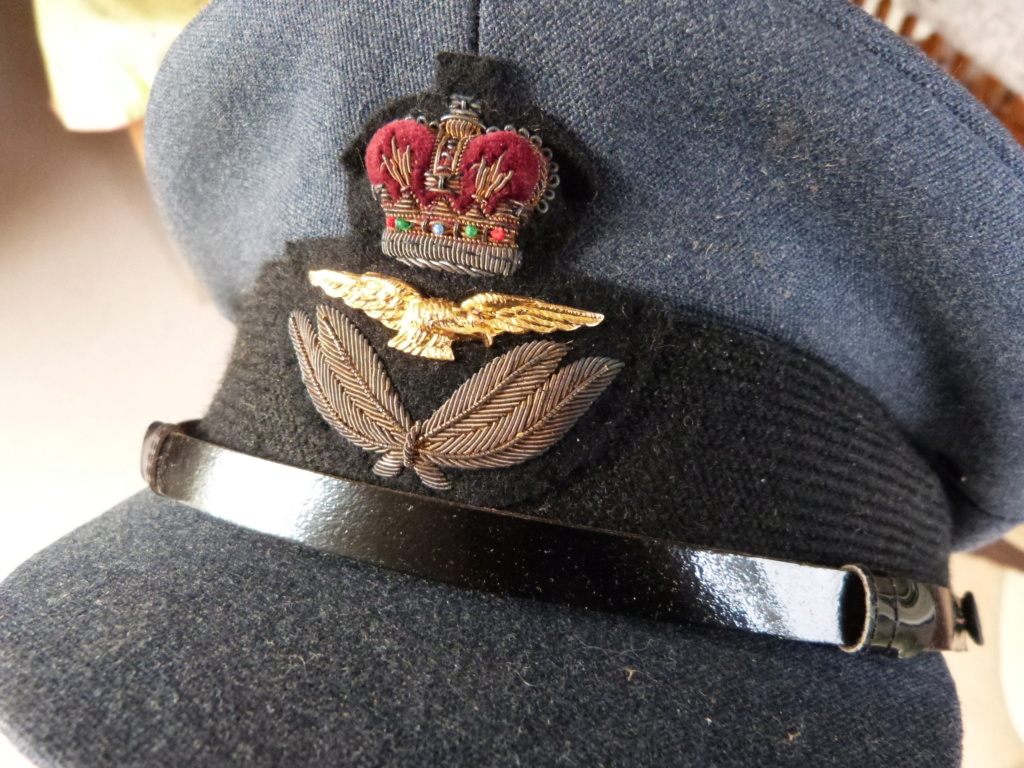 belle casquette et boite RAF, sous marin Bronze et ceinturon P1050851