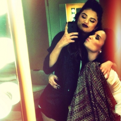 Selena Gomez posta uma foto com Demi Lovato Normal10