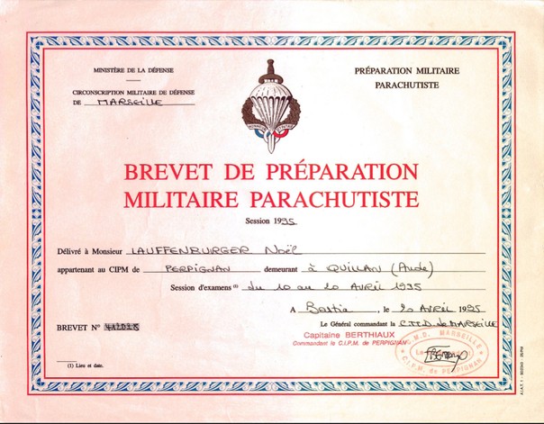 Le brevet prémilitaire parachutiste que 441.000 jeunes françaises et françaises ont mérité. 65591810