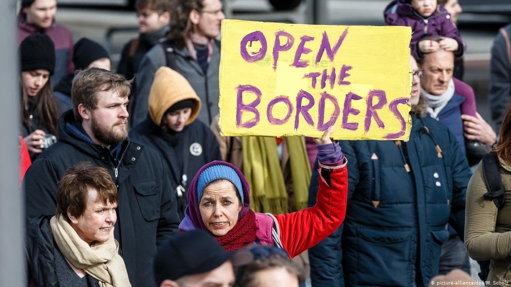 Prosvjedi u njemačkoj, 'open the borders, wir haben platz' 52678610