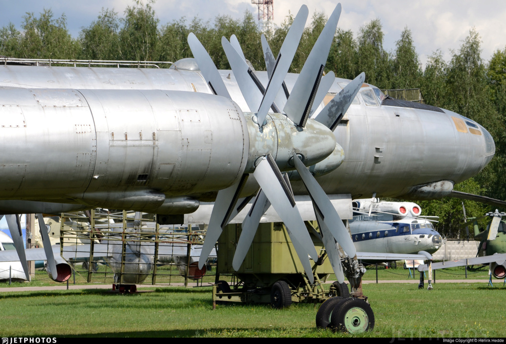 1/72   Tupolev 95 Bear    Trumpeter - Page 2 84293_10