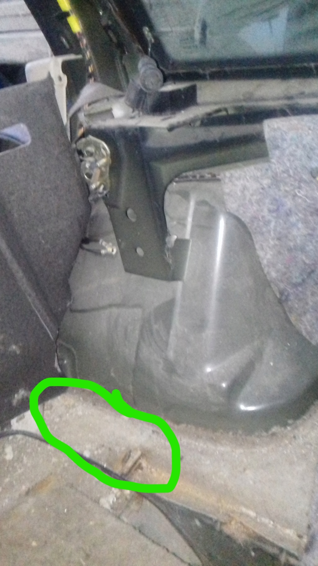 Infiltration fuite dans le coffre sous la roue de secours 20191230