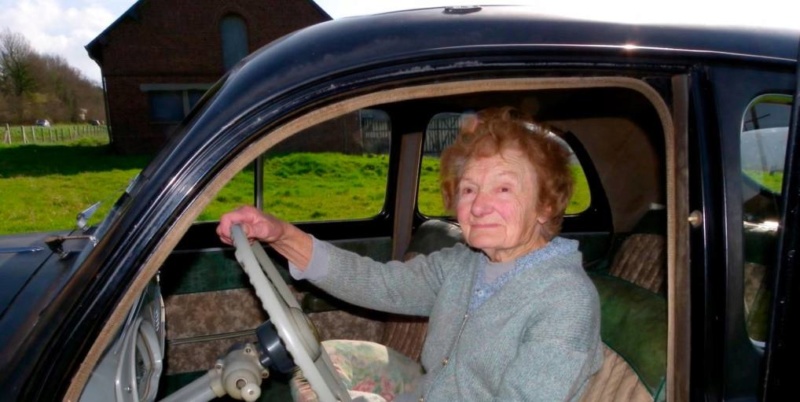 Une conductrice au volant d'une Peugeot 203 depuis 65 ans Yvonne10