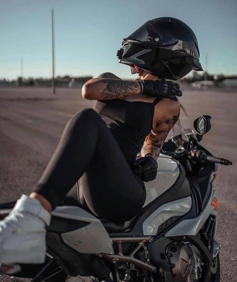 Babes & Bikes - Page 2 62b5ff10