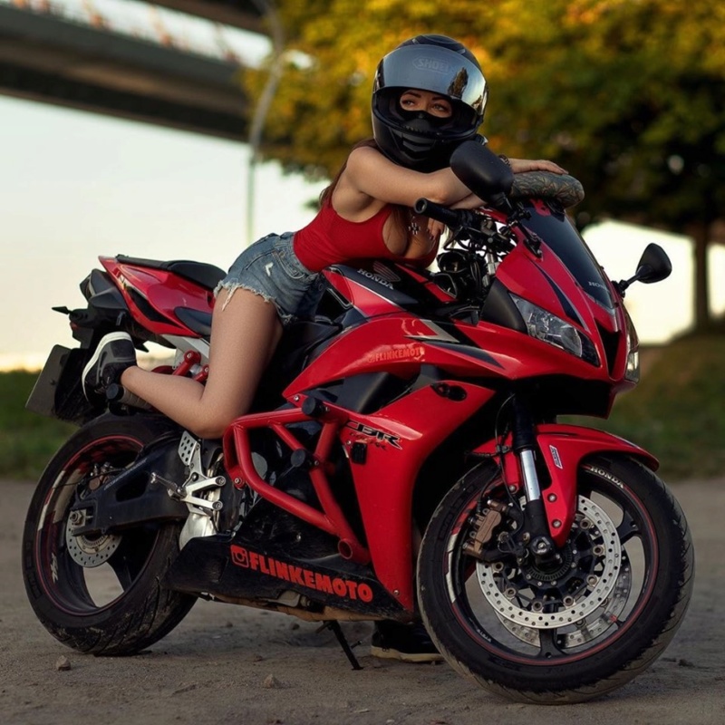 Babes & Bikes - Page 20 72911810