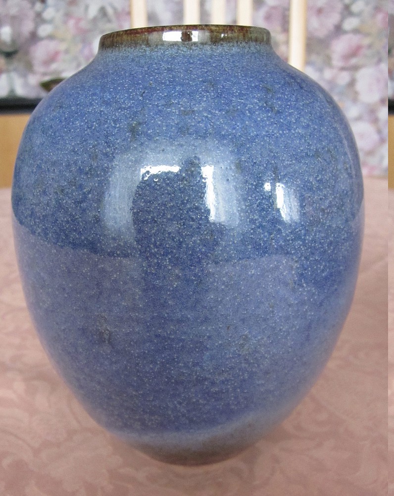 Petit vase boule émaillé bleu moucheté signé MB en creux en dessous / Marc BENJAMIN Img_1910