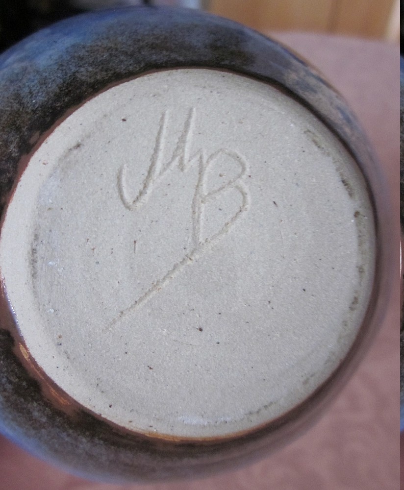 Petit vase boule émaillé bleu moucheté signé MB en creux en dessous / Marc BENJAMIN Img_1911