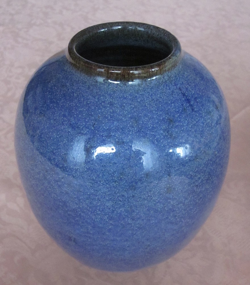Petit vase boule émaillé bleu moucheté signé MB en creux en dessous / Marc BENJAMIN Img_1912