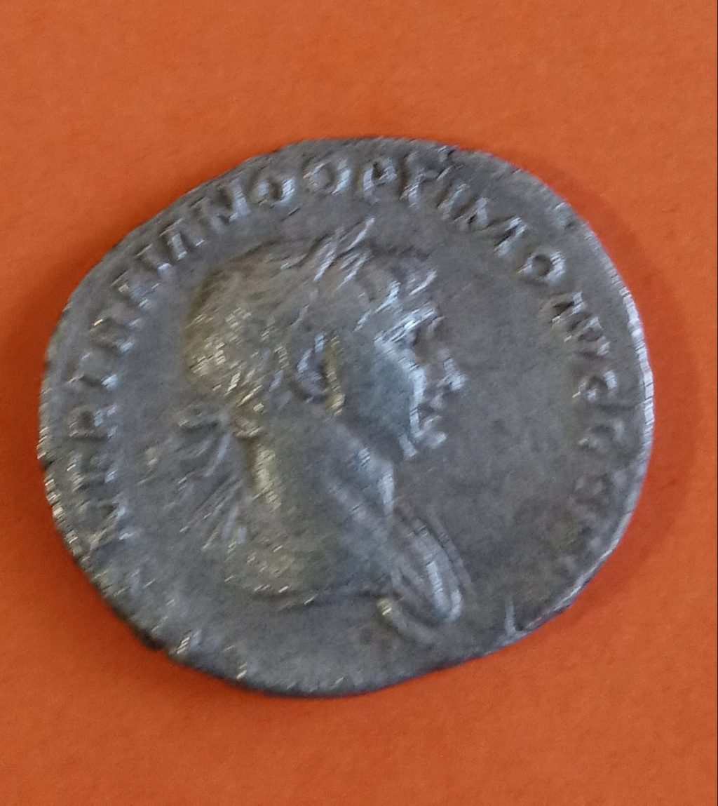 Denario de Trajano. P M TR P COS VI P P S P Q R. Virtus estante a dcha. Roma. Photo_69