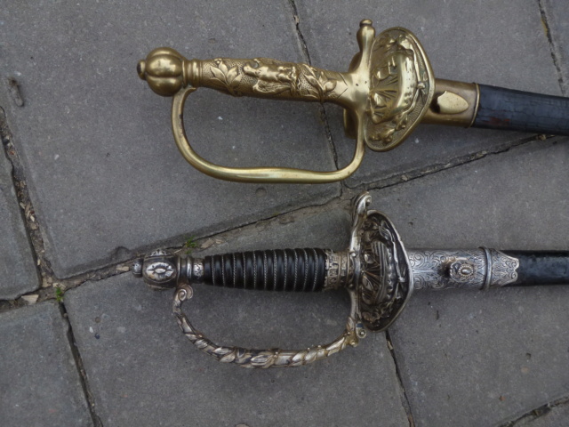 Paris police swords. P1410825