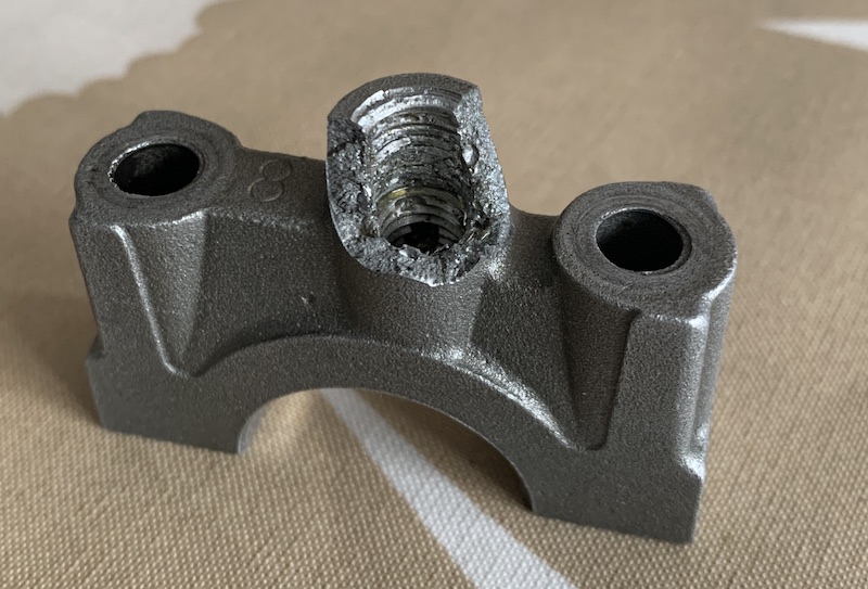 An issue with a camshaft bearing clamp K100_c12