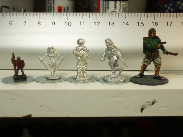 Exemples de figurines militaire moderne 20mm et comparatif echelles Pb200710