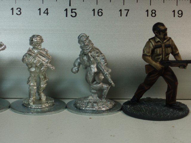 Exemples de figurines militaire moderne 20mm et comparatif echelles Pb200711