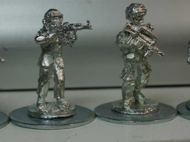 Exemples de figurines militaire moderne 20mm et comparatif echelles Pb200714