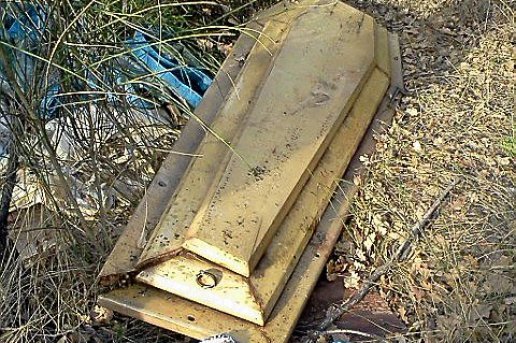 Cercueil découvert dans la nature à Montesquieu-des-Albères Cercue10