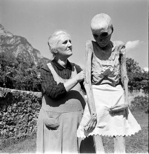 Le culte des Momies de Venzone par Jack Birns - 1950 Ven610