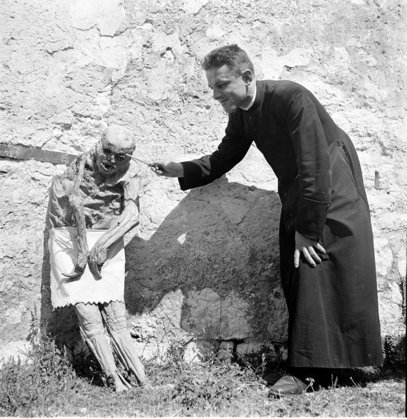 Le culte des Momies de Venzone par Jack Birns - 1950 Venzon10