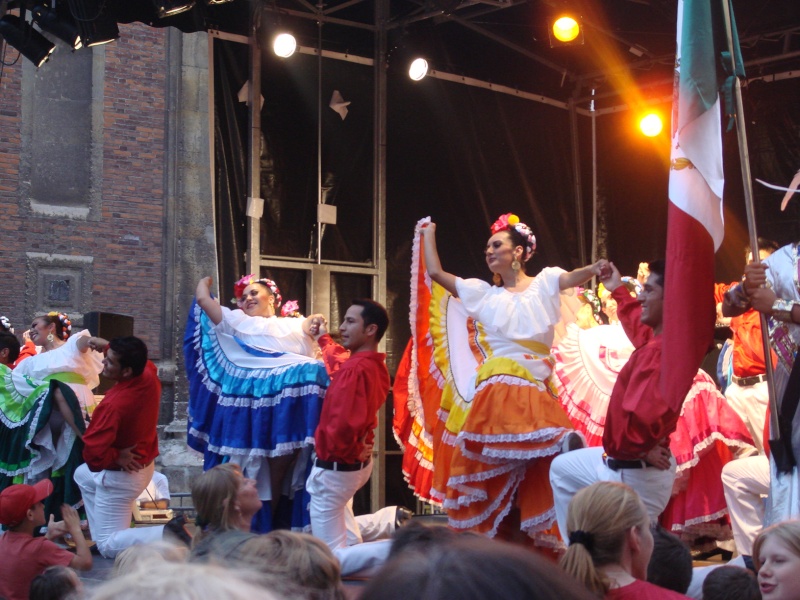 Folklore mexicain en Grande Rue Dsc07412