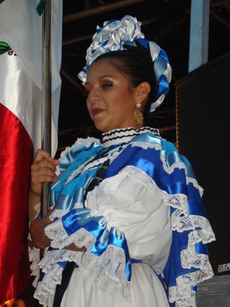 Folklore mexicain en Grande Rue Dsc07420