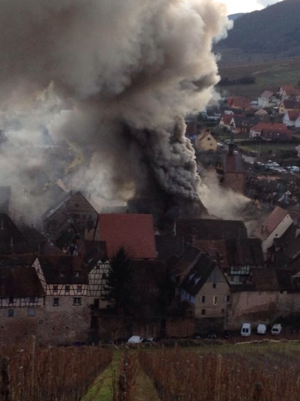 Un mort dans un spectaculaire incendie à Riquewihr, pittoresque village alsacien  01-01-2014     (photo) Img_1011