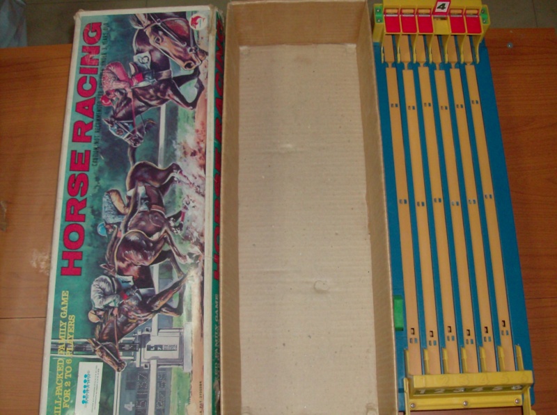 Giocattoli vecchi anni 50 60 70 Horse Racing 1979 corsa di cavalli usata ma funzionante Hpim5412