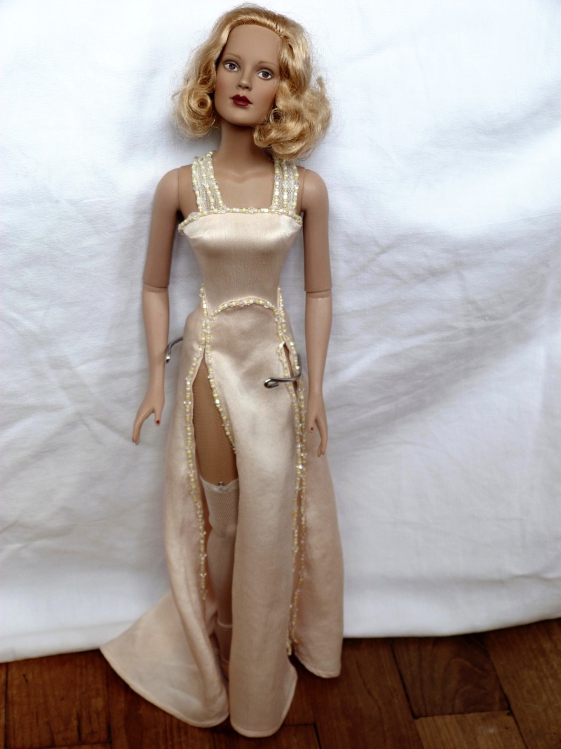 Roxie Hart Tonner doll  00210