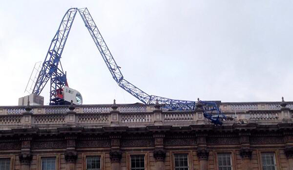 Une grue tombe sur le bureau du premier ministre de Grande-Bretagne 7kran10