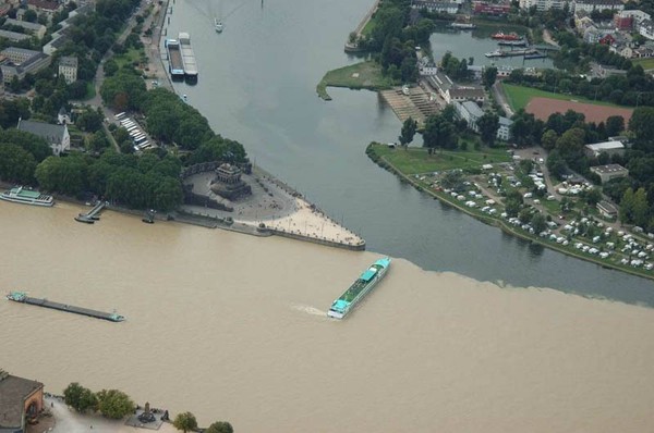 Kỳ lạ những dòng sông không chịu "hòa hợp" Rivers16