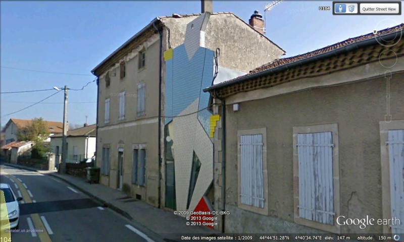 Personnage sur une façade à La Méansole - France Person10