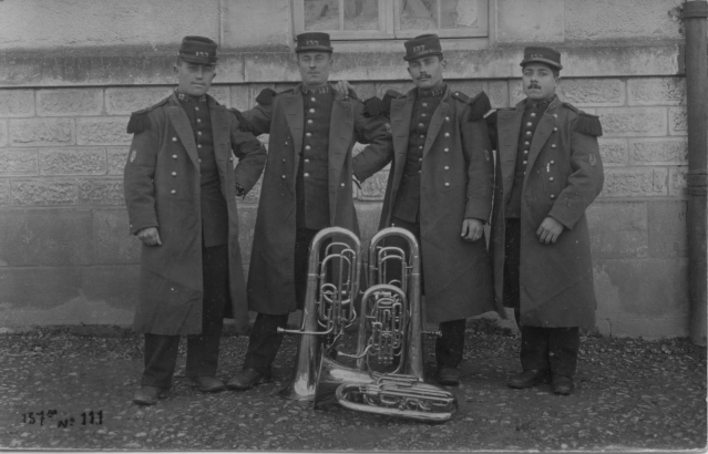 Les instruments de musique : caisses - tambours - clairons - trompettes  1810