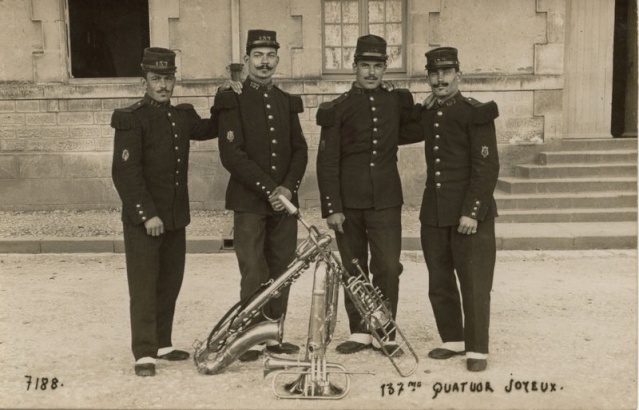 musique - Les instruments de musique : caisses - tambours - clairons - trompettes  1922