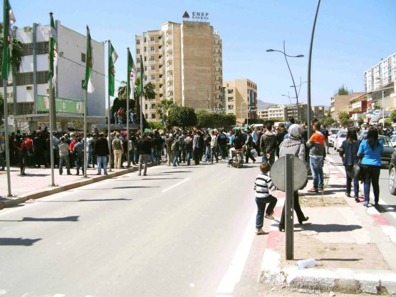 Bejaïa : des milliers d’étudiants marchent contre le système et les élections le Mardi 08 Avril 2014 - Page 2 10026819