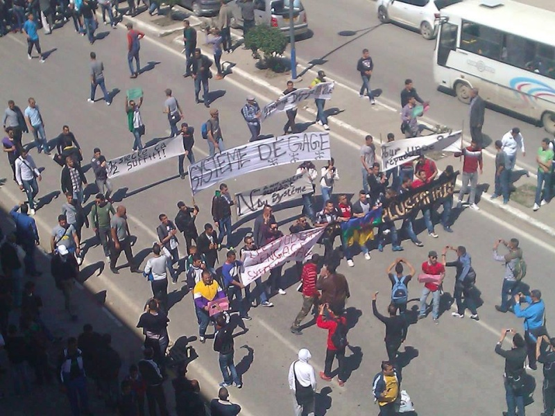 Bejaïa : des milliers d’étudiants marchent contre le système et les élections le Mardi 08 Avril 2014 - Page 2 10026823