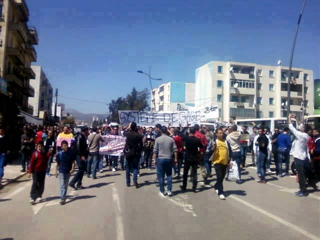 Bejaïa : des milliers d’étudiants marchent contre le système et les élections le Mardi 08 Avril 2014 - Page 2 10026824