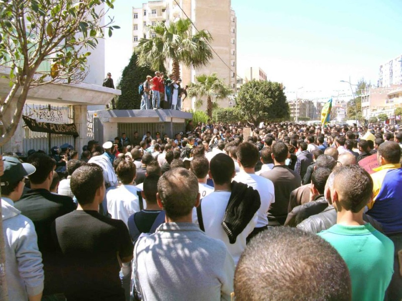 Bejaia:La population s'est jointe à la marche des étudiants pour denoncer la mascarade éléctorale et le danger d'implosion qu'elle fait courir au pays 10026827