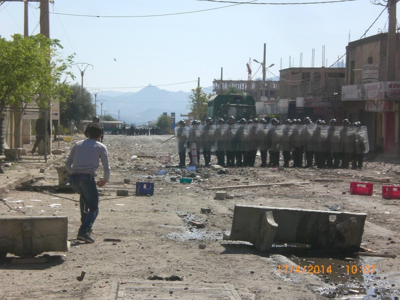 Bouira : Après Raffour, les émeutes se propagent à Haizer (17 Avril 2014) 190
