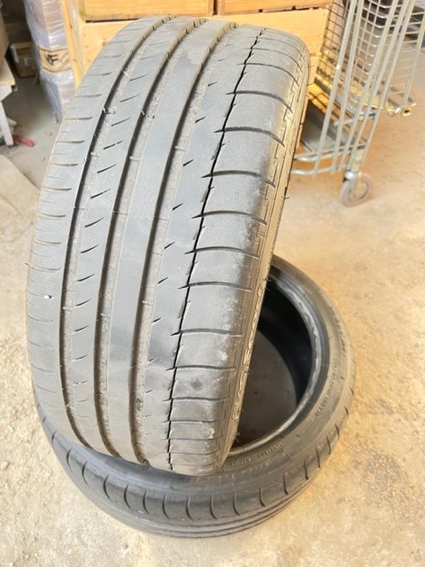 UNE PAIRE DE PNEU MICHELIN 225/40ZR18 Pneu210