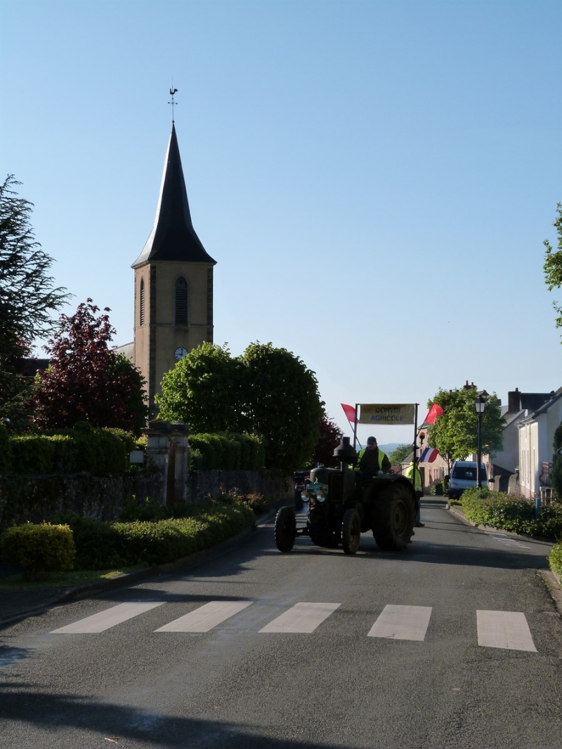 Randonnée des Vieux tracteurs départ Pezé -le -Robert(72140) P1060412