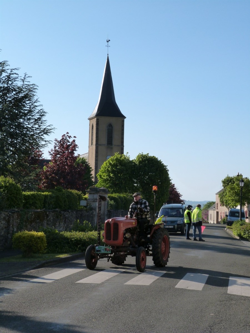 Randonnée des Vieux tracteurs départ Pezé -le -Robert(72140) P1060517