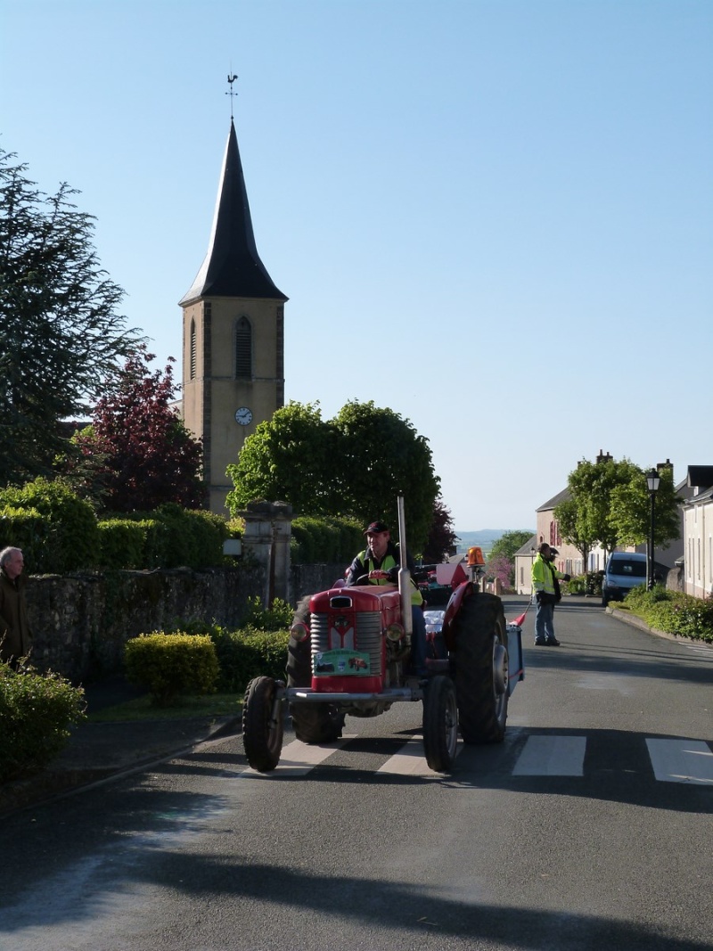 Randonnée des Vieux tracteurs départ Pezé -le -Robert(72140) P1060527