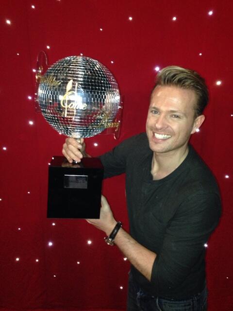 Nicky con el trofeo Glitter Ball Bgdody11