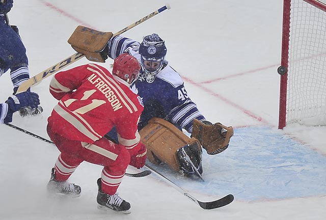 RED WINGS LOSE IN A SHOOTOUT AT THE WINTER CLASSIC IN ANN ARBOR TO TORONTO 3-2 2014_w10